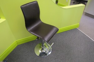 (1) Leather chair,// (1) Chaise *Location: 45 rue Alphonse-Desjardins, Salaberry-de-Valleyfield*