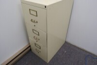 3-door filing cabinet// 3-portes classeur *Location: 45 rue Alphonse-Desjardins, Salaberry-de-Valleyfield*