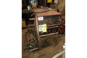 MIG WELDER, LINCOLN MDL. CV305, new 2014, 315 amps @ 32 v., 100% duty cycle, Lincoln Mdl.LF72 wire feeder, floor tractor, S/N U1141000019