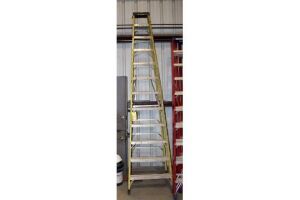 FIBERGLASS STEPLADDER, 14'