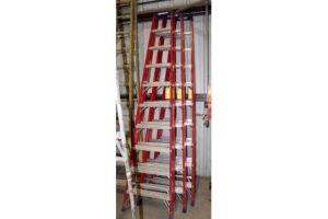 FIBERGLASS STEPLADDER, 12'