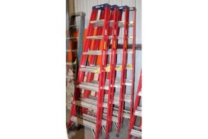 FIBERGLASS STEPLADDER, 10'