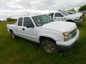 2006 Chevrolet 1500 Z71 4x4 Crew Cab Pick-up Truck, VIN 1GCEK19Z862207599, 6-1/2 ft. Bed, V8 Vortec Gasoline Engine, Automatic (bad transfer case - as is)