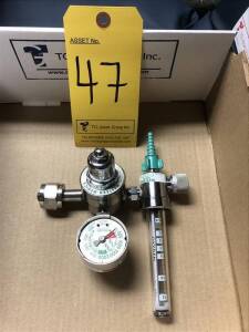 Western Medica medical oxygen compressed gas regulator with pressure compensated flowmeter s/n M211490-1300009