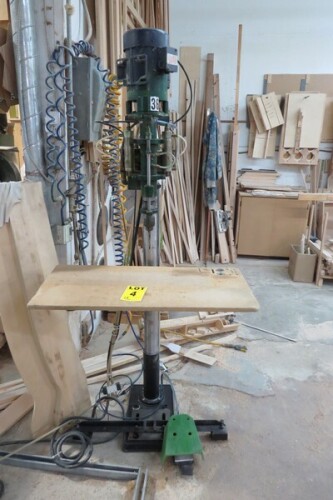 Perceuse &agrave; colonne pneumatique, sans marque// Pneumatic column drill