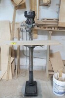 KING CANADA Perceuse &agrave; colonne 5/8", mod&egrave;le KC-16BPC, annee 1991, S/N 53426, VITESSE 16 // KING CANADA 5/8" Drill Press, Mod. KC-16BPC, Year 1991, S/N 53426 16 SPEED