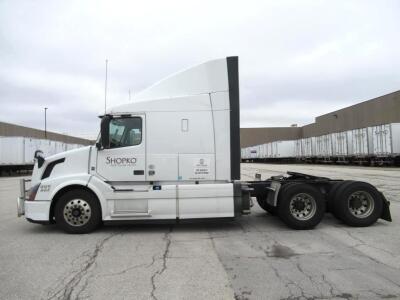 2017 VOLVO SLEEPER AUTOMATIC TRACTOR WITH 278,652 MILES, ENGINE: D13 425 HORSEPOWER 2100RPM 17, TRANSMISSION: VOLVO ATUTO ATO2612F VIN# 4V4NC9EHXHN991694 UNIT# 227