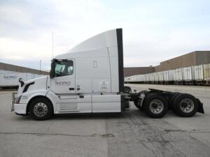 2017 VOLVO SLEEPER AUTOMATIC TRACTOR WITH 306,450 MILES, ENGINE: D13 425 HORSEPOWER 2100RPM 17, TRANSMISSION: VOLVO ATUTO ATO2612F VIN# 4V4NC9EH8HN991693 UNIT# 226