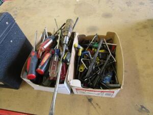 LOT: Screw Drivers & Allen Wrenches