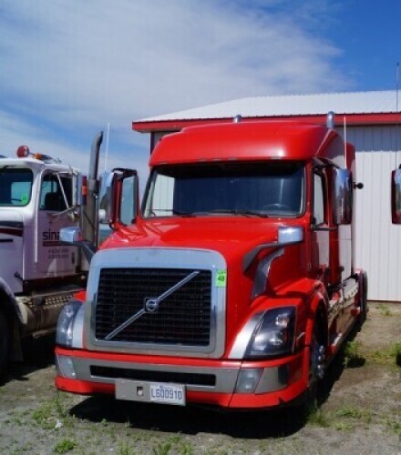 2016 VOLVO VNL730 double sleeper truck tractor