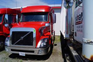 2015 VOLVO VNL730 double sleeper truck tractor