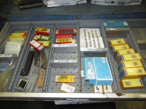 (LOT) ASSORTED INSERTS, TOOL HOLDERS, BUSHINGS, GRIPPER PADS, BOARING BARS, LISTA CABINET INCLUDED