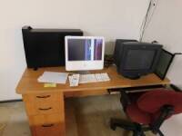 (Lot) Computers w/ Desk & Chair