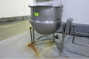 Groen 100 gal. cap. tilt kettle, model DI-100, s/n 06470-1, Natl Bd #139762, max WP 75 psi @ 325 deg F, min design metal temp -20 deg F @ 75 psi, ...