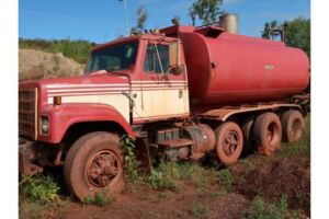 International F2575 Tandem-Axle 1981, with 5000 Gallon Tank, Drop 3rd Axle, 83,567 miles indicated (condition unknown)